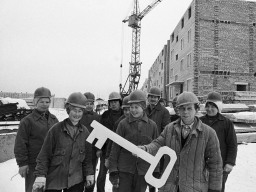 Ловозеро. Строители новых домов готовятся встретить этим символическим ключом новоселов - рабочих оленеводческого совхоза «Тундра»